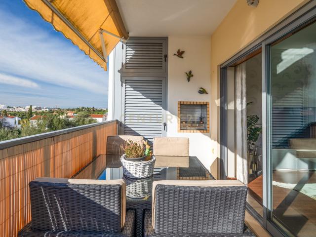 DUPLEX T2 DE CANTO COM AMPLAS VARANDAS E GARAGEM PERTO DA PRAIA!