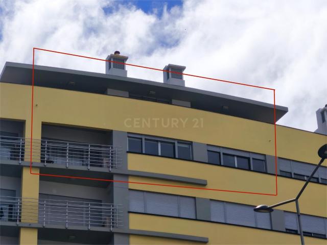 Duplex T2 de Excelência com Vista Mar e Serra