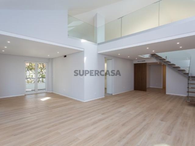 Duplex T3+1 moderno, de luxo, em rua tranquila de Carcavelos