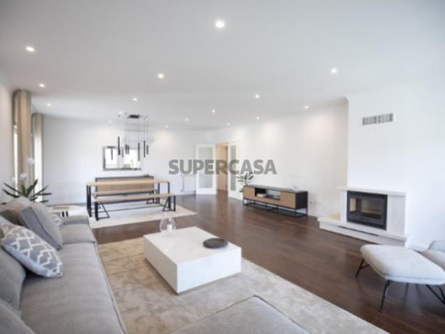 Duplex T3+1 com 331m2 construídos CARLUCCI  TASIS