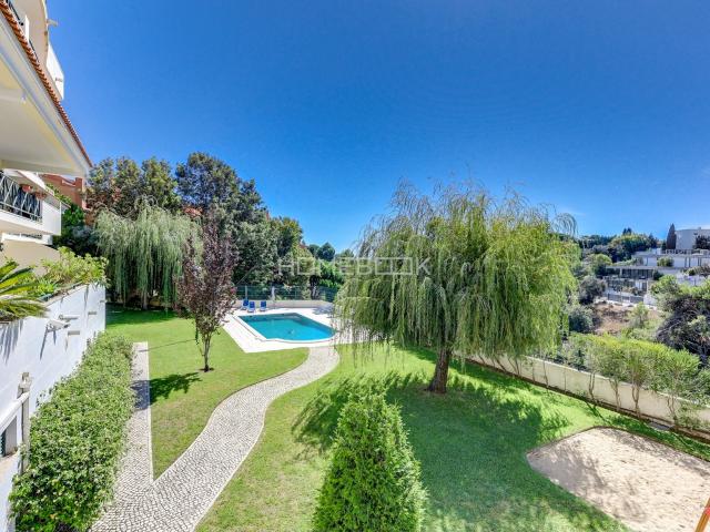 Duplex T3 com Zona Social no Piso Superior e Vista Mar | Monte Estoril