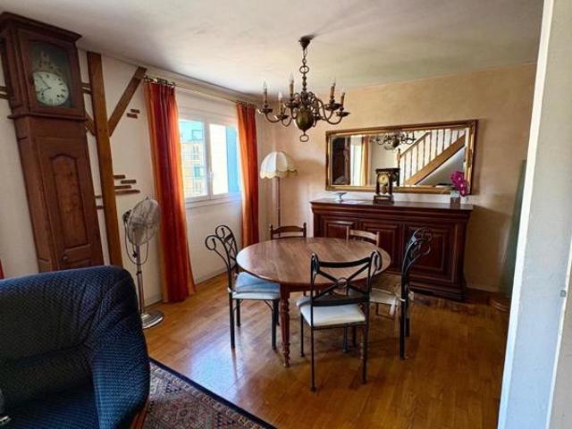 Duplex T3 avec cave et 2 places de parking sécurisées – Beau potentiel à proximité des Allées de Morlaàs