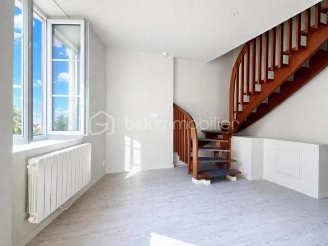 DUPLEX T3 LUMINEUX AVEC BALCON & VUE VIGNES — COUP DE CŒUR À POMMIERS