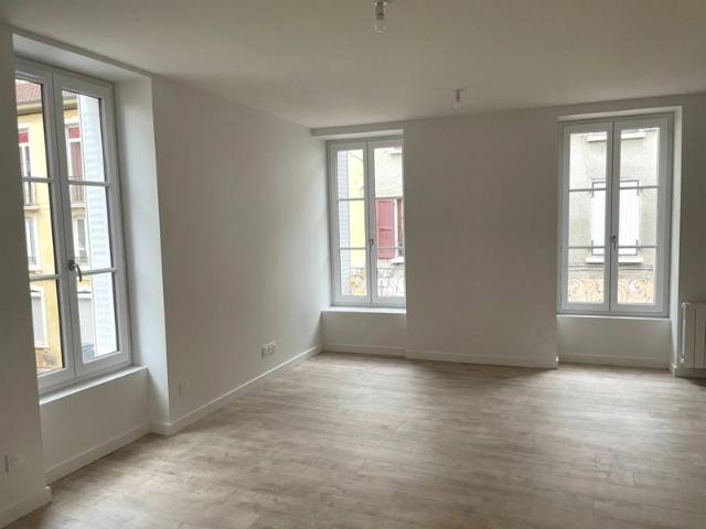 Duplex T3 récent + parking couvert en centre village !