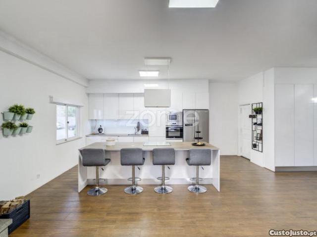 Duplex T3 Renovado, Com 224M2 Habitáveis E 30