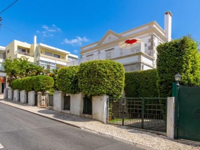 Duplex T4 com pátio privativo e garagem no Estoril