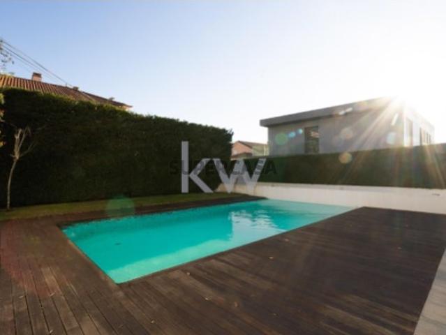 Duplex T4 em condomínio privado junto ao mercado da vila, centro de Cascais