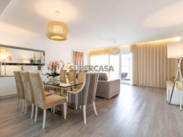 Duplex T4 em Oeiras com terraço e box 3 vagas