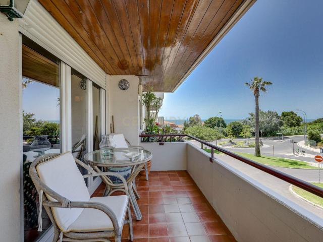 Duplex T4 transformado em T3 +1 com Varanda e Logradouro em Paço de Arcos