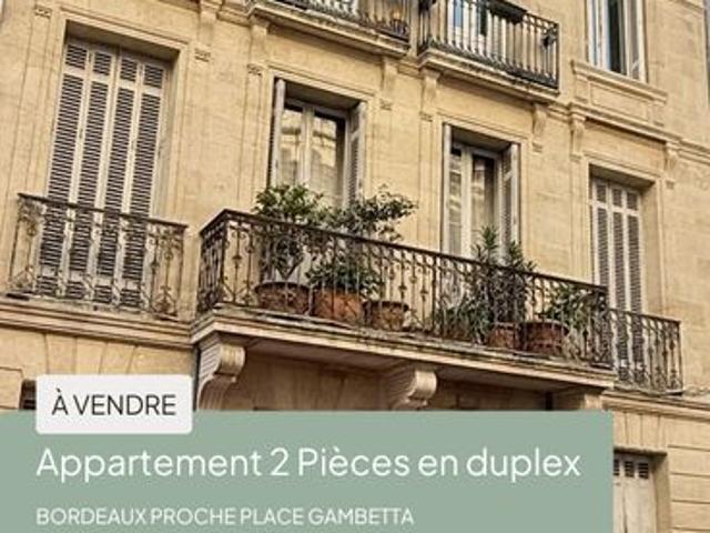 Duplex traversant 2 pièces vendu meublé et équipé Bordeaux au calme à deux pas de la Place Gambetta