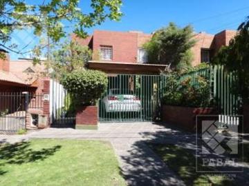 Dúplex venta Santa Genoveva, 3 dormitorios, 2 baños, patio, pileta y cochera. Opción permuta