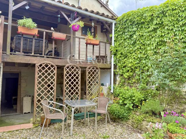 Duras Charmante maison en pierre rénovée de 3 chambres au. 135m² Duras