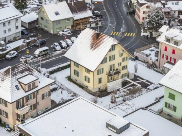 DURCHGEHEND DURCHDACHTES DREIFAMILIENHAUS