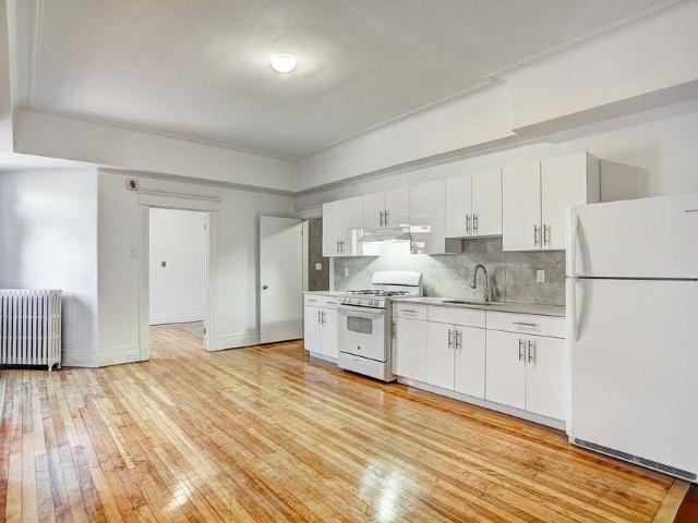 Durson 3 Bedroom Apartment for Rent at 3514 Rue Hutchison, Montréal, QC H2X 2H2 Milton Parc