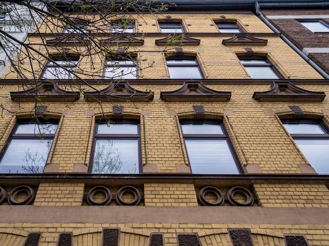 Düsseldorf Derendorf: Charmante 2 Zimmer Altbauwohnung mit ausgebautem Dachboden und XL Dachterrasse
