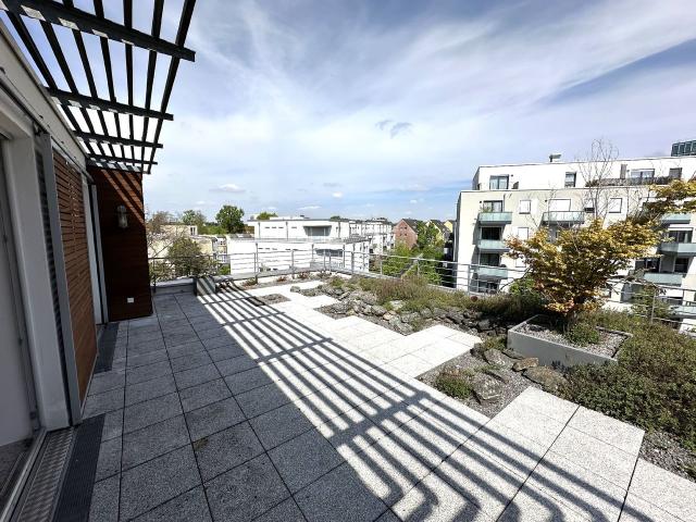 Düsseldorf Lörick: Großzügiges Penthouse 5 Zimmer mit Dachterrasse und Einbauküche!
