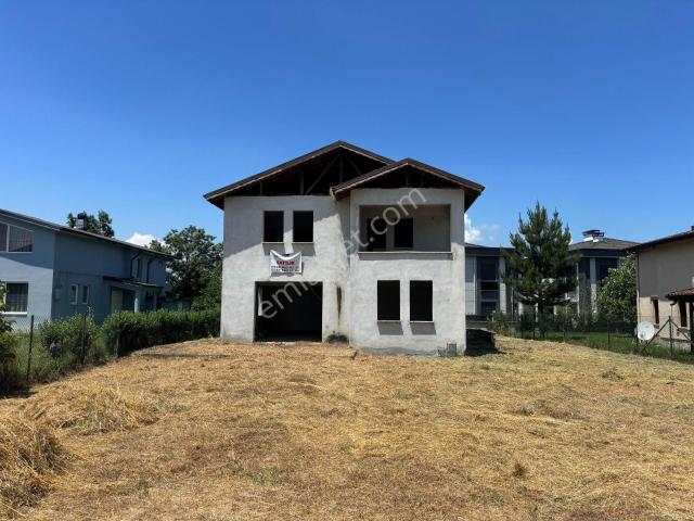 Düzce Merkez Kuyumcu Hacıali Mahallesi 705 M² Arsa İçerisinde 4+1 Natamam Satılık Villa