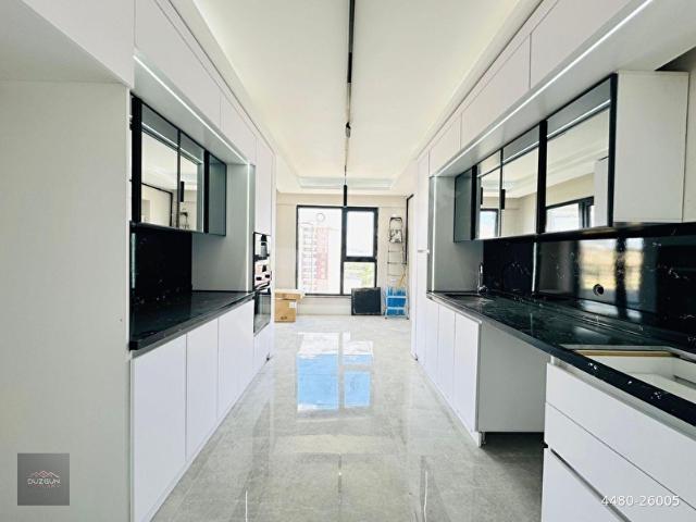DÜZGÜN EMLAK'TAN İYİ KONUMDA K.OTOPARKLI FULL YAPILI 4+1 SİTE DAİRE