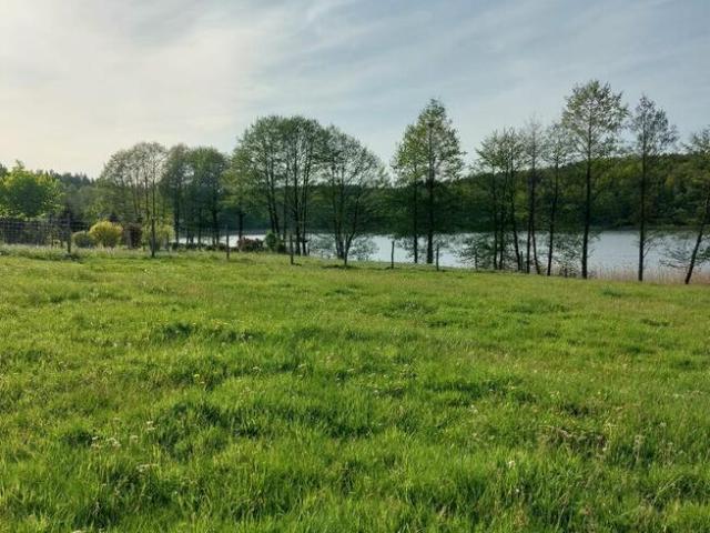 Działka nad jeziorem z linią brzegową