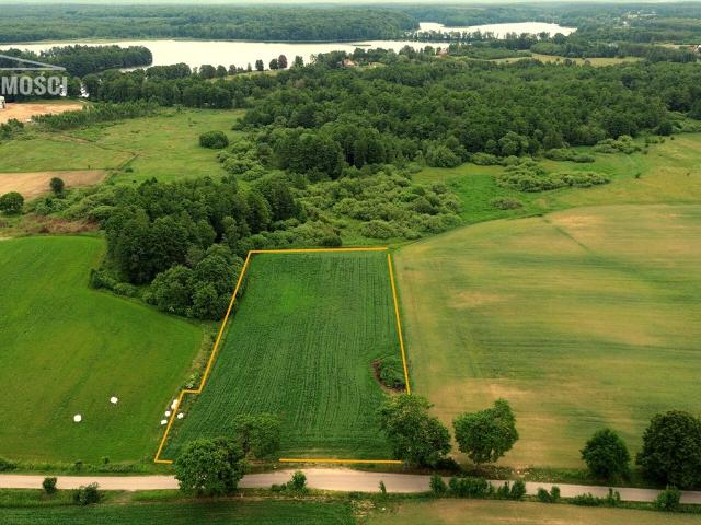 Działka 4700 m² z warunkami zabudowy i trzema domami