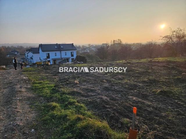 Działka budowlana 667 m² w Skotnikach – spokojne otoczenie