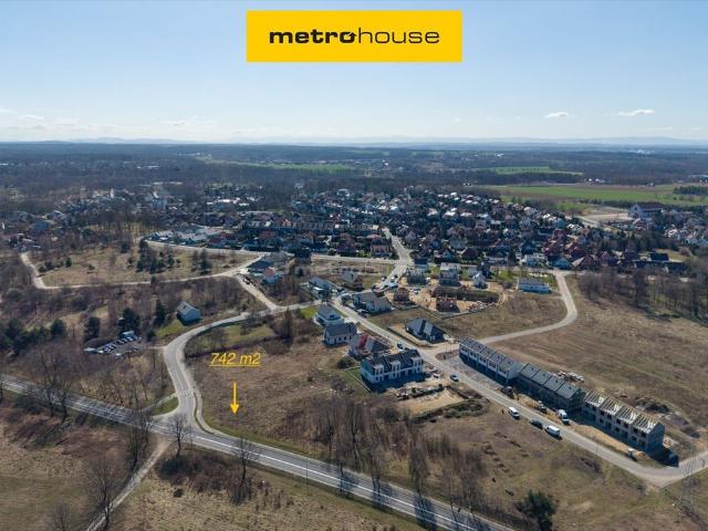 Działka budowlana 742 m² z mediami, spokojna okolica