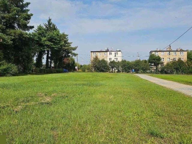 Działka budowlana 806 m² z mediami, spokojna okolica