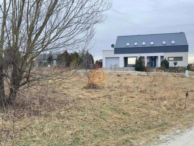 Działka budowlana 860 m2 z mediami, spokojna okolica