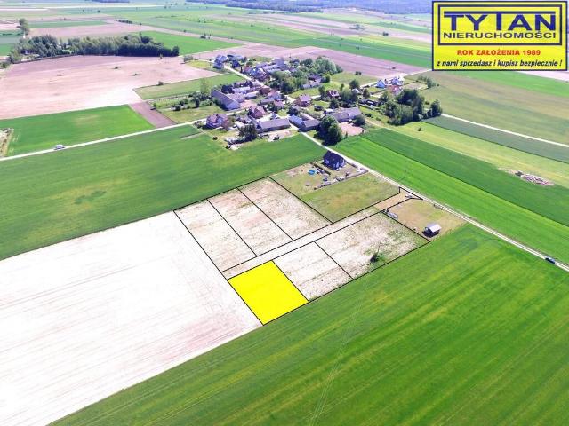 Działka budowlana 896 m² w spokojnej okolicy Wyrzyki