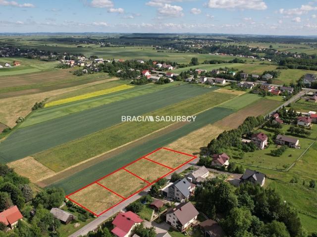 Działka budowlana 900 m² w Jerzmanowicach z mediami