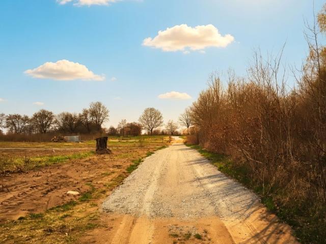 Działka budowlana 1035 m² z warunkami zabudowy, ogrodzona