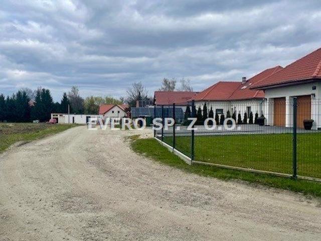 Działka budowlana 1080 m² w Cesarzowicach z dostępem do mediów