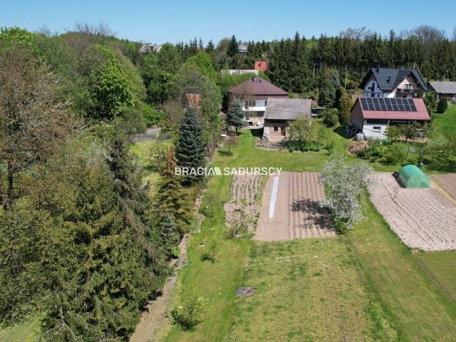 Działka budowlana 1671 m² z mediami, las i komunikacja