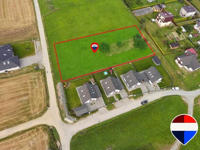 Działka 3089 m² z mediami i zabudową jednorodzinną
