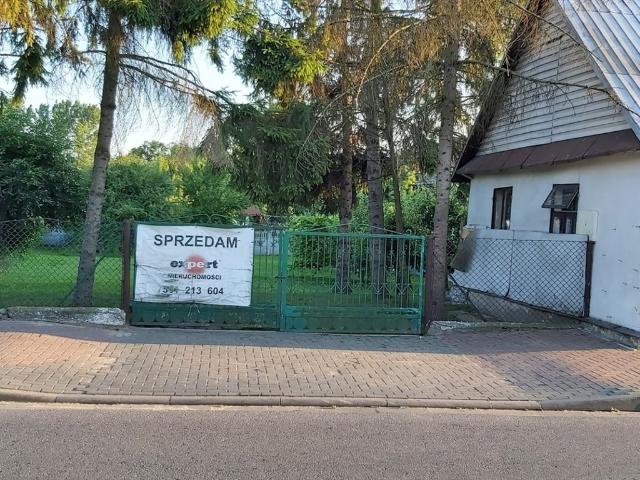 Działka budowlana w centrum Łosic z domem i drzewami