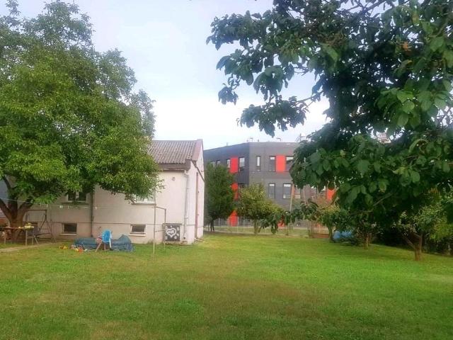 Działka inwestycyjna 1092 m² z domem do remontu w Włochach