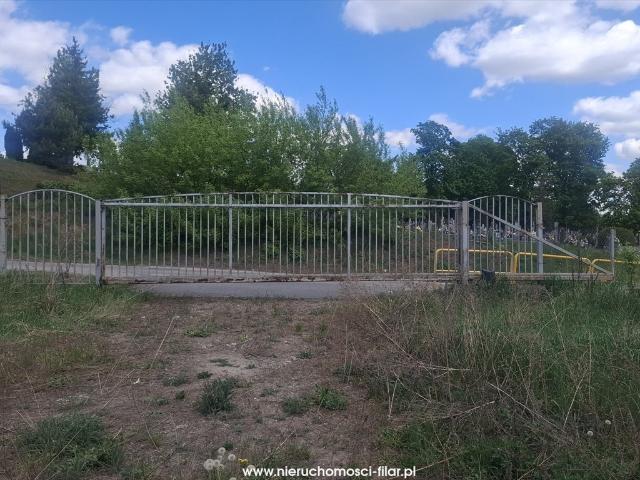 Działka usługowa z panelami fotowoltaicznymi i ogrodzeniem