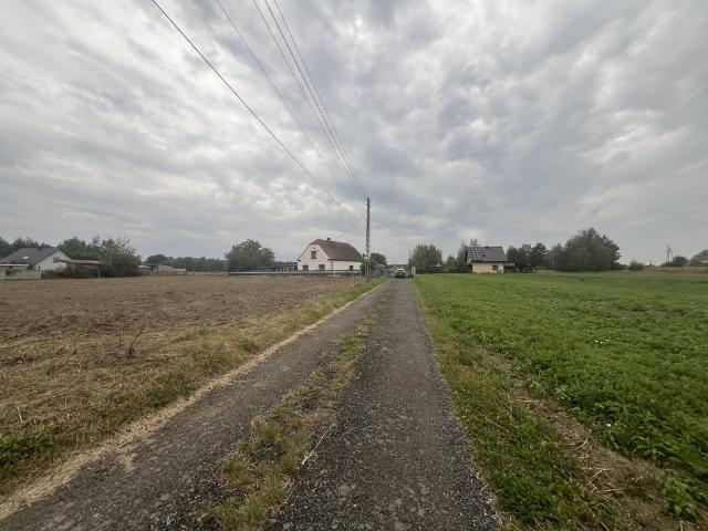 Działka w Ochodze z dostępem do mediów i dużą powierzchnią