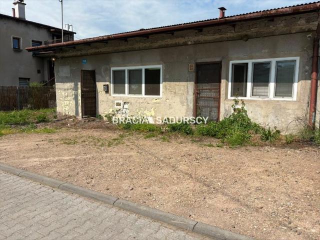 Działka z budynkiem usługowym 70 m² w spokojnej okolicy