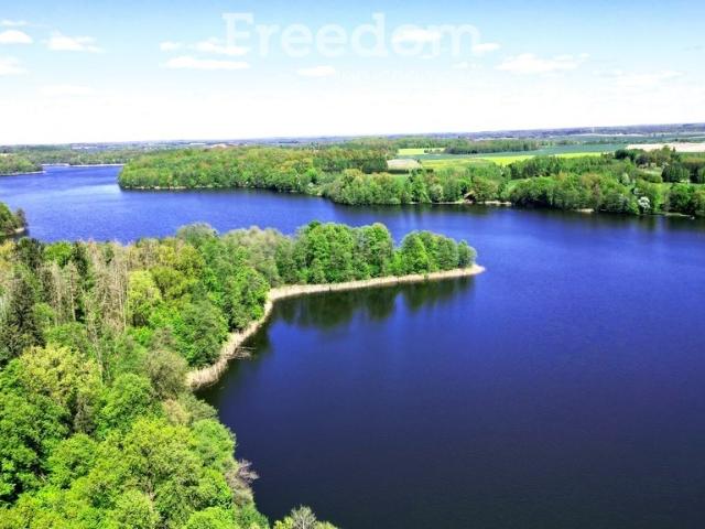 Działka nad jeziorem z rekreacją i prywatnością