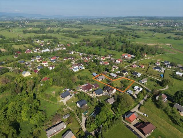 Działka z murowanym budynkiem do przebudowy na dom