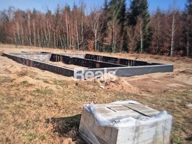 Działka z rozpoczętą budową i dostępem do jeziora