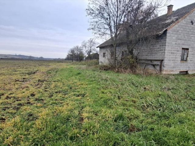 Działka 1520 m² z budynkiem do remontu w spokojnej okolicy