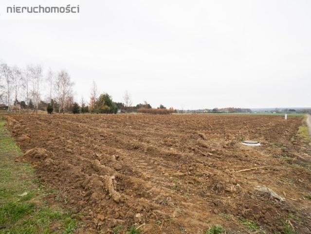 Działka 1878 m² z mediami, blisko Zalewu Zemborzyckiego