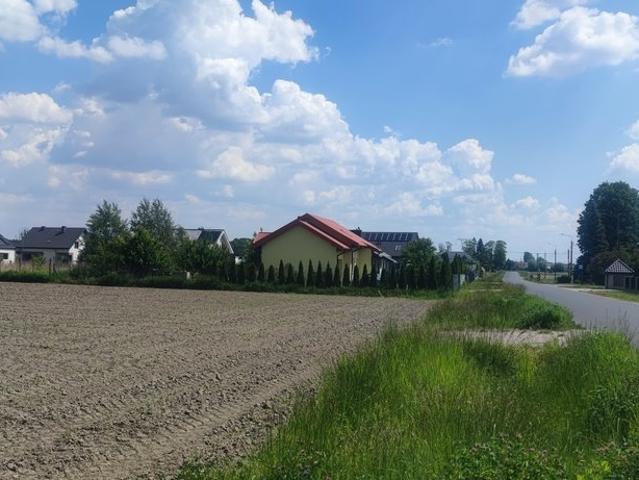 Działka 1000 m² pod zabudowę w Rochalikach, media w ulicy