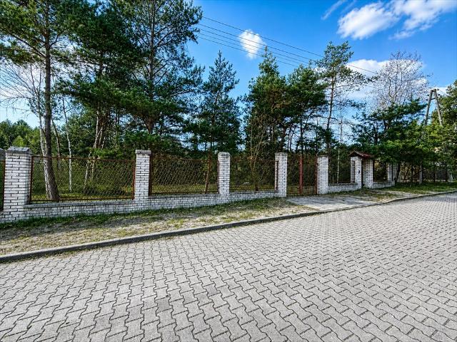 Działka 1044 m² z szerokim frontem i mediami, Sikorka