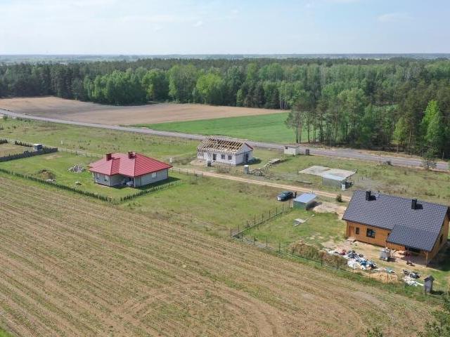 Działka 11 arów pod dom w Jarnutach, płaska, z prądem