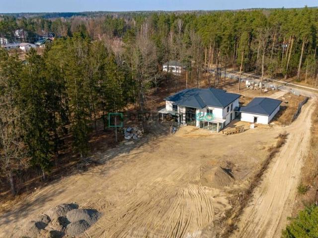 Działka 2700m² z WZ, media przy drodze, spokojna okolica