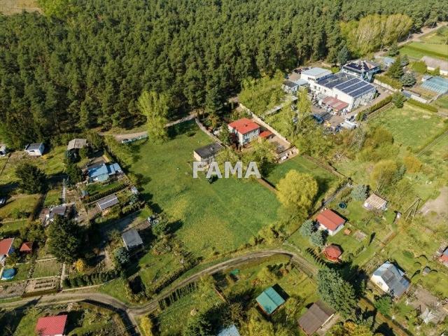 Działka 2852 m² z budynkiem do remontu, media, ogrodzona