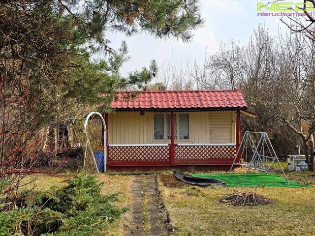 Działka 400 m² z odnowionym domkiem i mediami